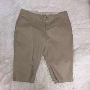 Wrangler Khaki Capris Size 24W